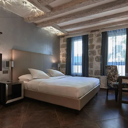 D'alleves Hotel