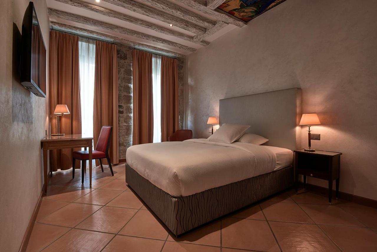 D'allèves Hotel